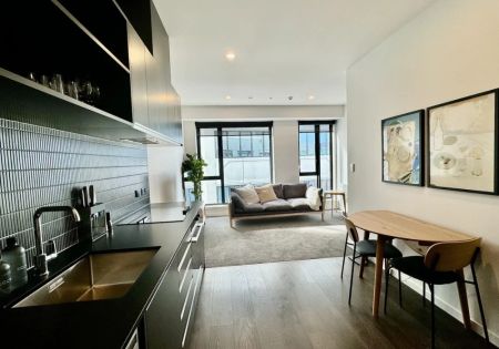 Stylish Split Two Level Apartment - Photo 5