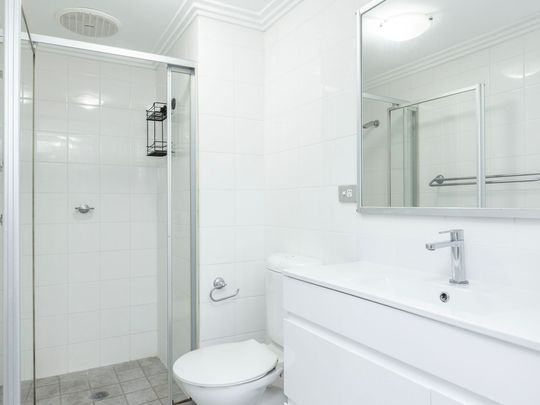 Chic executive living, convenient lifestyle setting - Photo 1