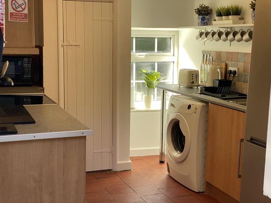 4 bedroom flat share to rent - Photo 1
