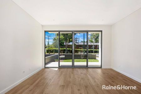 Luxury 3 Bedroom Townhouse - Close To Town - Photo 4