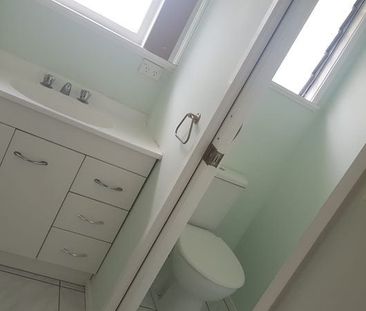 3 Bedrooms, 2 bathrooms, wardrobes, heatpumps - Photo 6