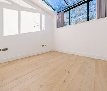 1 Bed Flat, Gallows Yard, KT2 - Photo 1