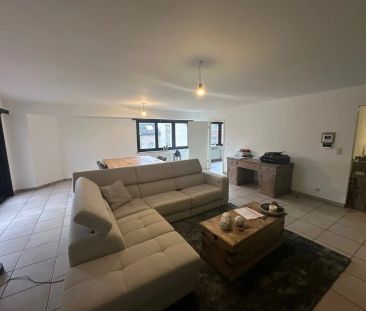 Strategisch gelegen en zeer ruim appartement met 2 slaapkamers - Foto 2