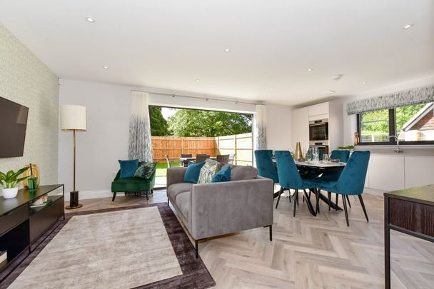 4 bedroom end of terrace house to rent - Photo 1