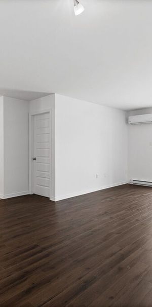 Superbe Grand 4 1/2 Fraichement Peinturé - Photo 1