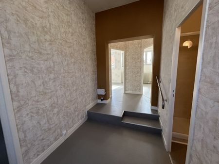 Location Appartement 3 pièces 70m² LE CREUSOT 71200 - Photo 4