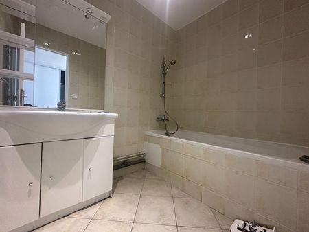 Appartement 3 pièces 56m2 MARSEILLE 13EME 860 euros - Photo 2