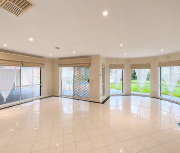 5-bedroom home with pool in Kialla Lakes - Photo 2