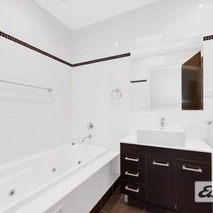 Spacious Apartment with Two Balconies & Lock-Up Garage - Photo 2