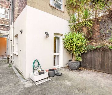One bedroom flat within a period conversion with private garden. - Photo 6