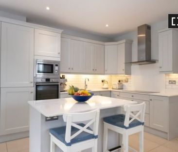 Room for rent in 4-bedroom house in Rathcoole, Dublin - Photo 4