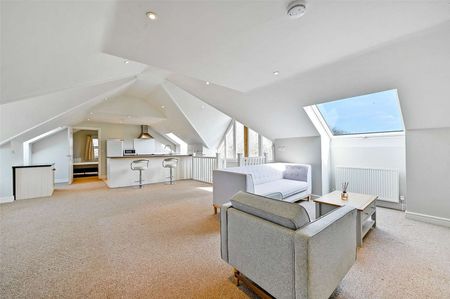 An impressive family home with tennis court in lovely edge of village setting - Photo 5