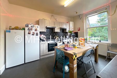 6 Bedroom Mid Terraced House for rent in Regent Park Avenue - Photo 5