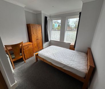 5 Bed Semi-Detached House, Newcombe Road, SO15 - Photo 2
