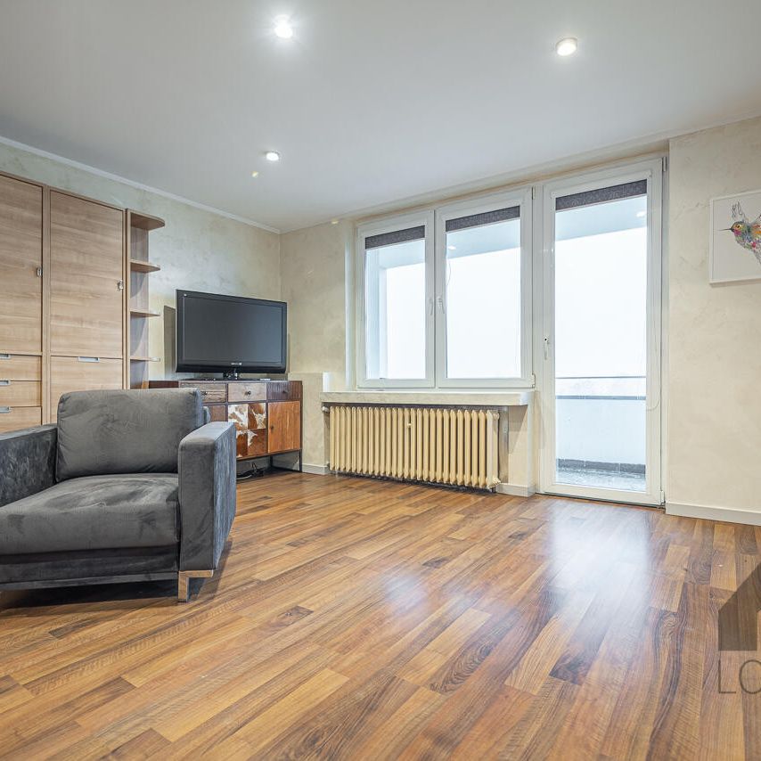 Wyposażona kawalerka z ładnym widokiem na os. Stałym w Jaworznie do wynajęcia | Wirtualny Spacer - Zdjęcie 1