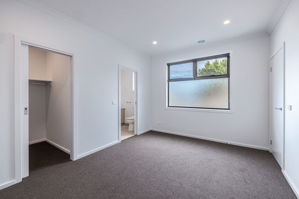 1 & 2/39 Burlington Street, Oakleigh VIC 3166 - Townhouse For Rent | Domain - Photo 1