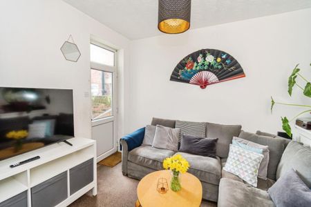 1 bedroom in a house share to rent - Photo 2