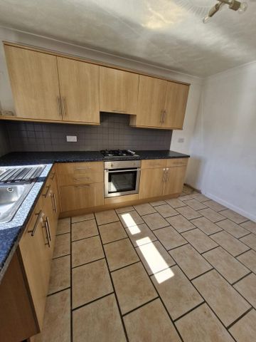 2 bedroom semi-detached house to rent - Photo 4