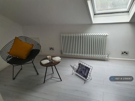 1 bedroom in a house share to rent - Photo 5