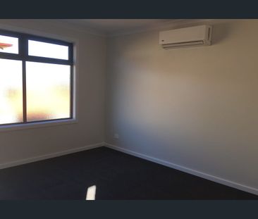 2 Bedroom Townhouse in the heart of Hadfield - Photo 2