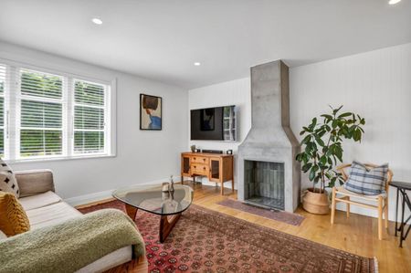 Renovated Cottage in Park-Side Location - Photo 2