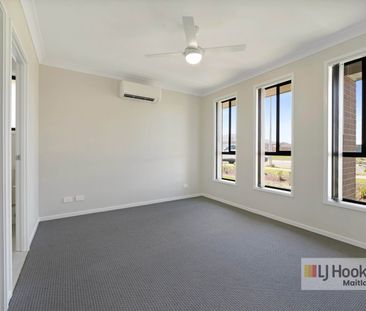 SPACIOUS & MODERN! - Photo 3