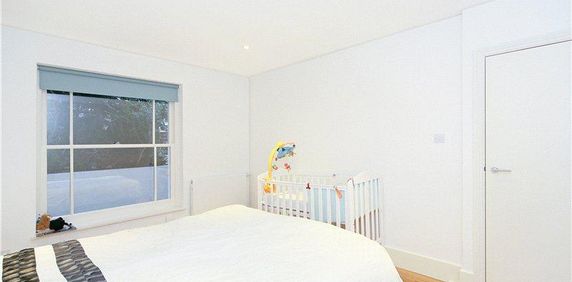 2 bedroom flat in Chiswick - Photo 2