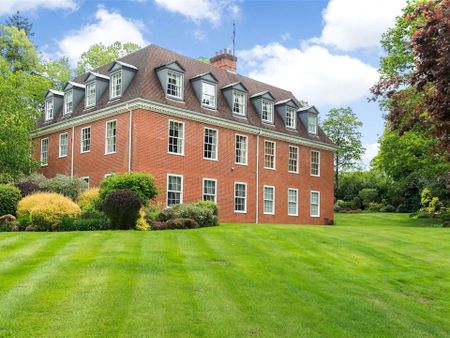 A spacious 2nd floor apartment with three bedrooms, a rooftop courtyard, and set in beautifully maintained grounds in Sunningdale. - Photo 2