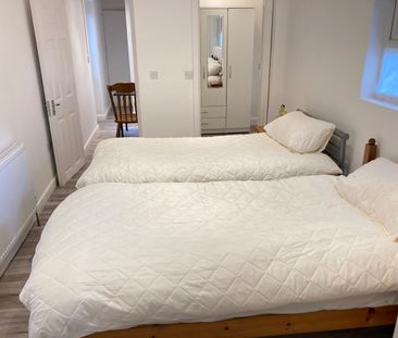 Room in a Shared House, Very Near Western Gardens Area, W5 - Photo 1