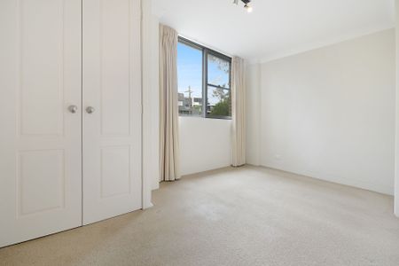 Spacious 2 Bedroom Light & Airy Apartment with Parking - Photo 4