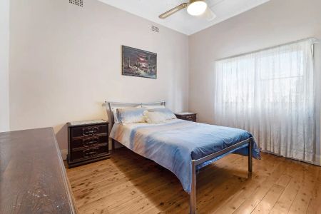 “Three Bedroom Family Home” - Photo 3