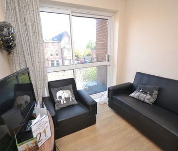 3 bed Flat for Rent - Photo 3