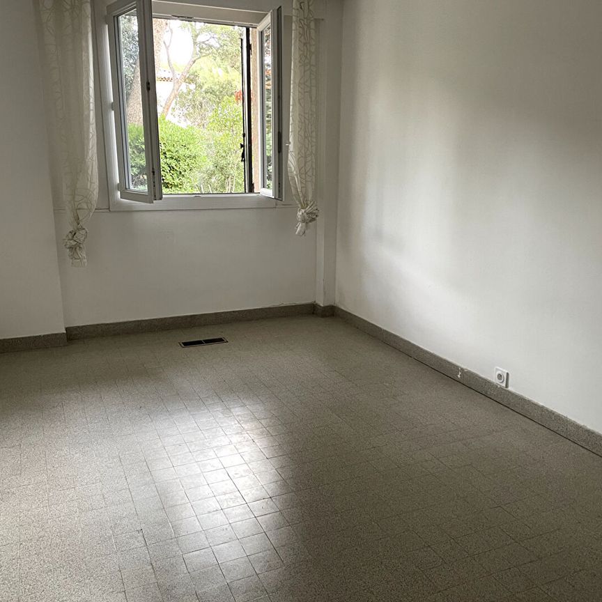 Rez de chaussée de villa T4, 119 M2 avec beau terrain, terrasse dans un endroit calme, - Photo 1