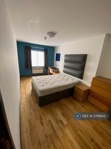 1 bedroom in a flat share to rent - Photo 4