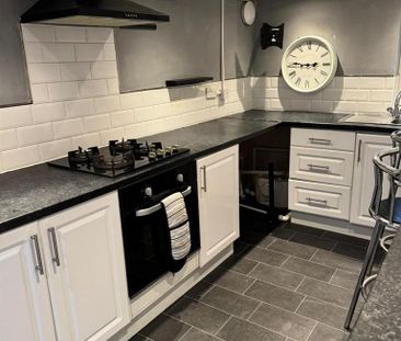 2 bedroom end of terrace house to rent - Photo 3