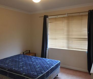 Two storey townhouse in a central location! - Photo 5