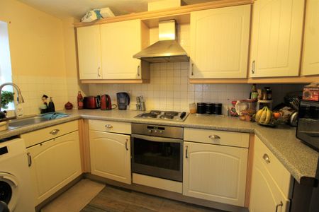 Hurworth Avenue, Slough, SL3 7FE - Photo 4