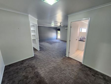 Modern Comforts, Massive Workshop, Dual Access – The Complete Family Package! - Photo 4