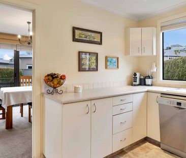 Warm, modern, executive home coming available (furnished) - Photo 4