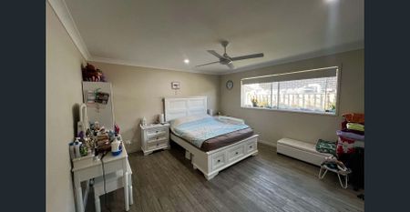 Beautiful 4-Bedroom Home in Prestigious Gainsborough Greens Estate! - Photo 3