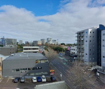 Recently Renovated Apartment - Photo 2