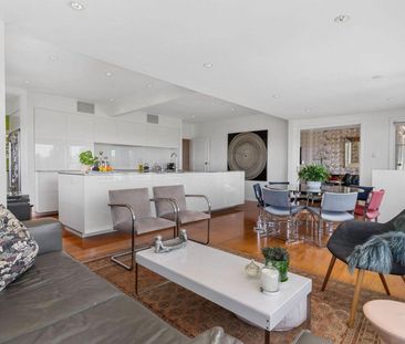 Executive Home on a Full Site with Swimming Pool - Photo 2