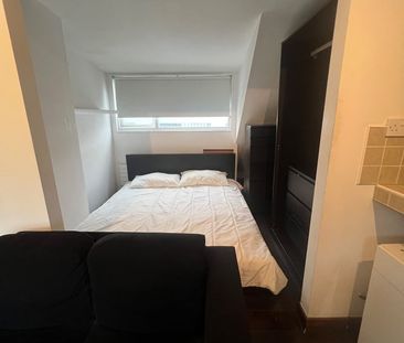 Studio Flat, Chiswick High Road, W4 - Photo 3