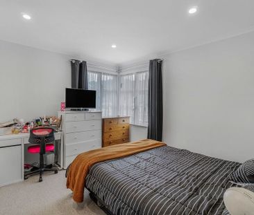 1 Room in a 3 bedroom house in Naenae - Photo 1