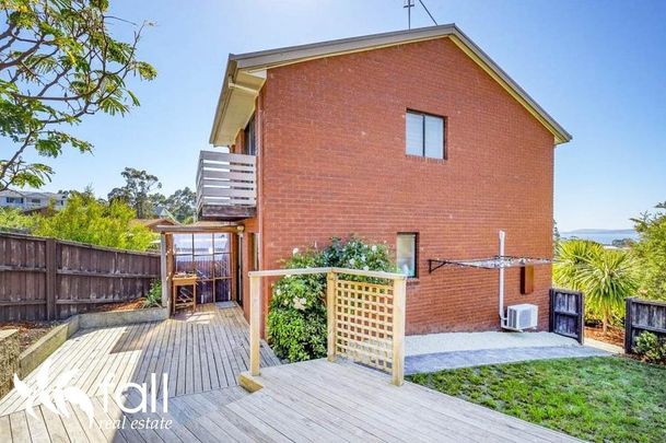 Impeccable unit in the heart of Blackmans Bay - Photo 1