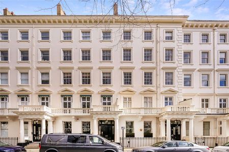 Remarkable period apartment overlooking Warwick Square, with high-ceilings, period features and beautifully furnished. Double bedroom, bathroom, reception, kitchen and garden access. - Photo 2