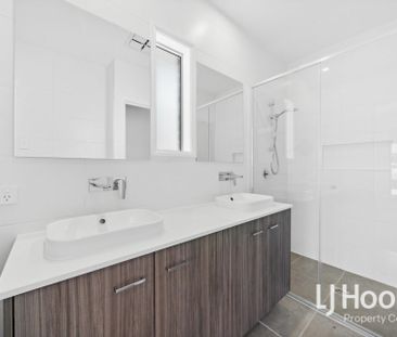 Exemplary Coral Built Family Home - 3 x Living Zones - Ducted AC - ... - Photo 6