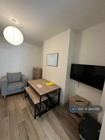 1 bedroom in a house share to rent - Photo 4
