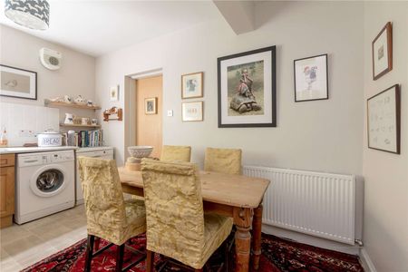 A lovely two bedroom mews house, available on an unfurnished basis. - Photo 4