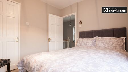 En-suite double bedroom in 3-bedroom house in Dublin - Photo 2